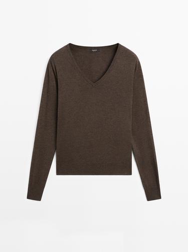 Jersey punto cuello pico con lana - Chocolate de Zara