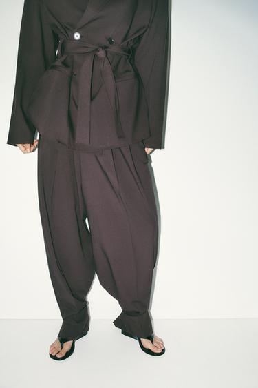 PANTALÓN PLIEGUES BOTÓN BAJO - Burdeos oscuro de Zara