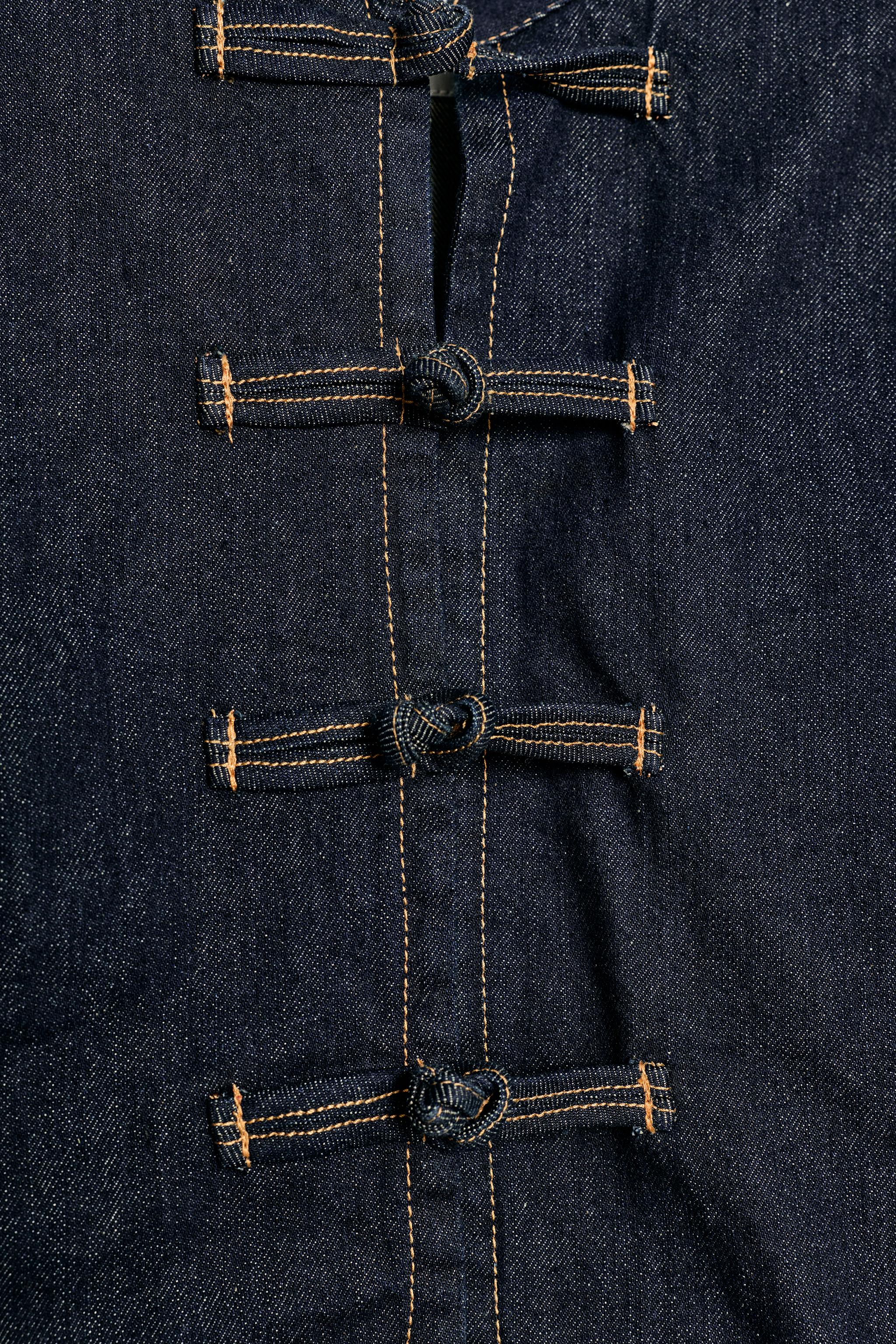 BLOUSON EN JEAN TRF AJUSTÉ À BRANDEBOURGS