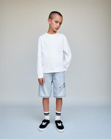 STRAIGHT-FIT DENIM BERMUDA SHORTS WITH RIPS AND GRAFFITI PRINT - Light blue by Zara