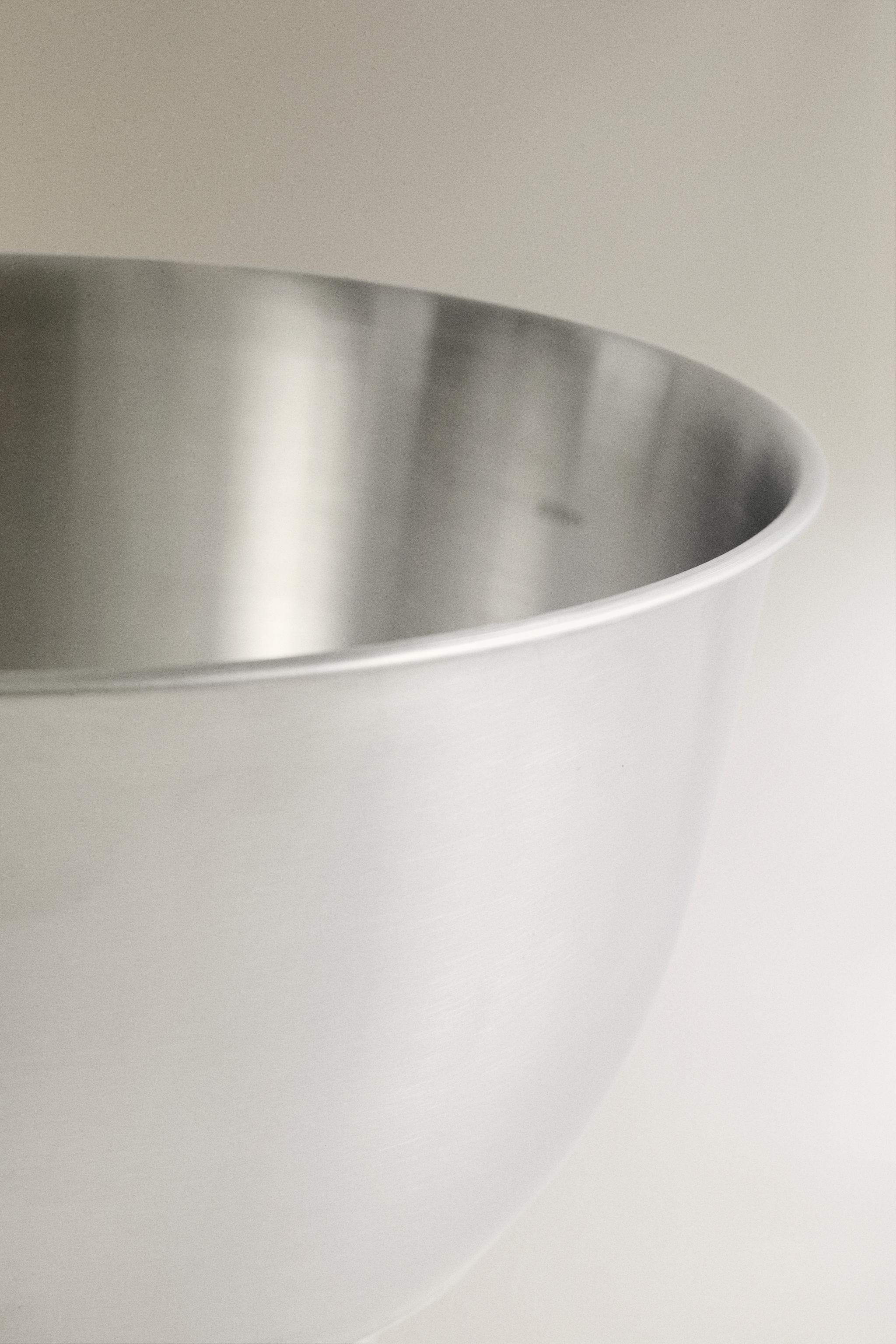 KITCHEN MIXING BOWL WITH SUCTION BASE — Cream