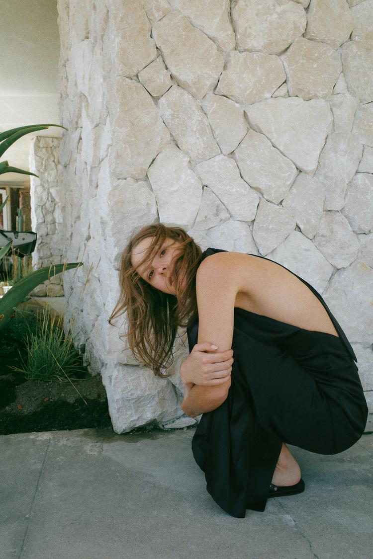 Vestido largo de satín tipo halter 4