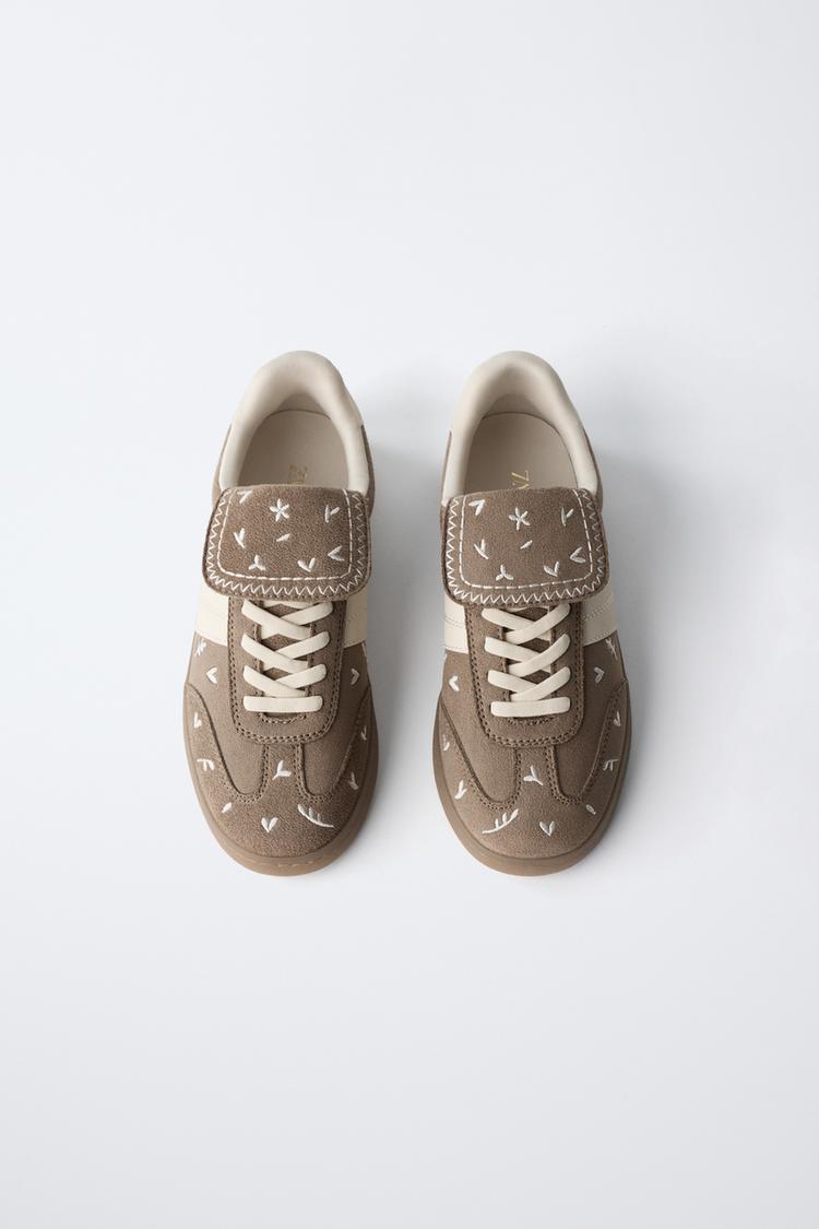 TENIS CON SOLAPA BORDADA 5