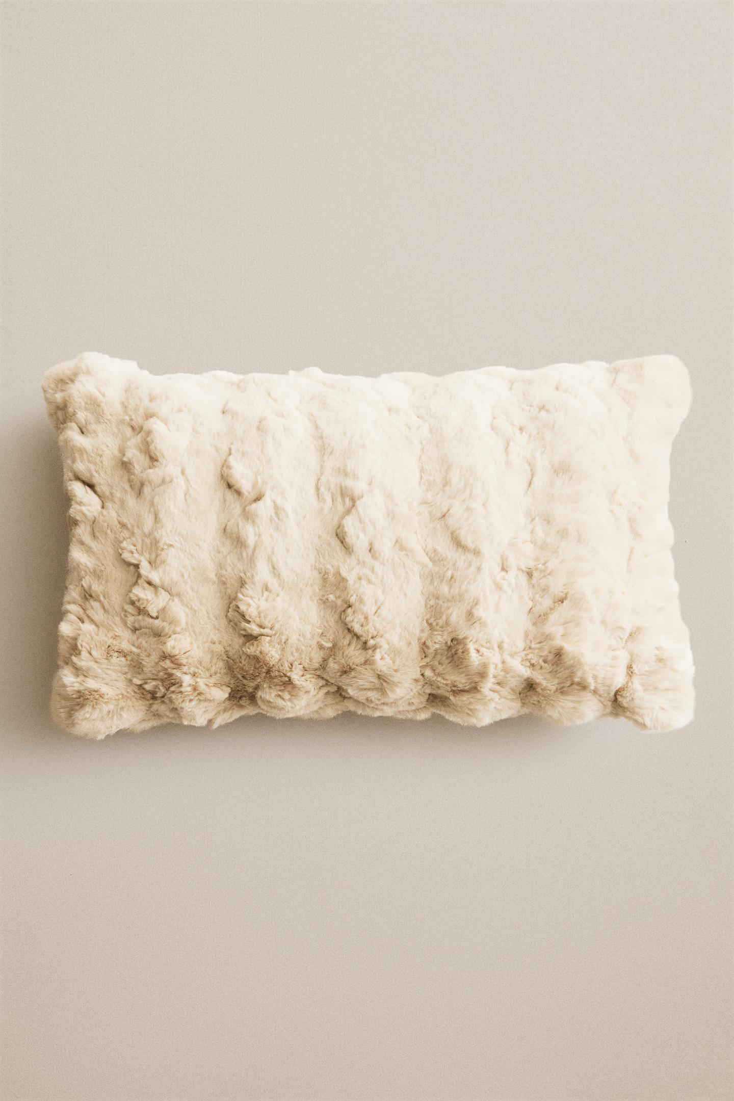 Подушка Zara Faux Fur Throw Pillow Cover, цвет: Экрю — фото 5