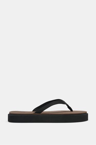 FLACHE SANDALE MIT MATERIALMIX - Braun von Zara