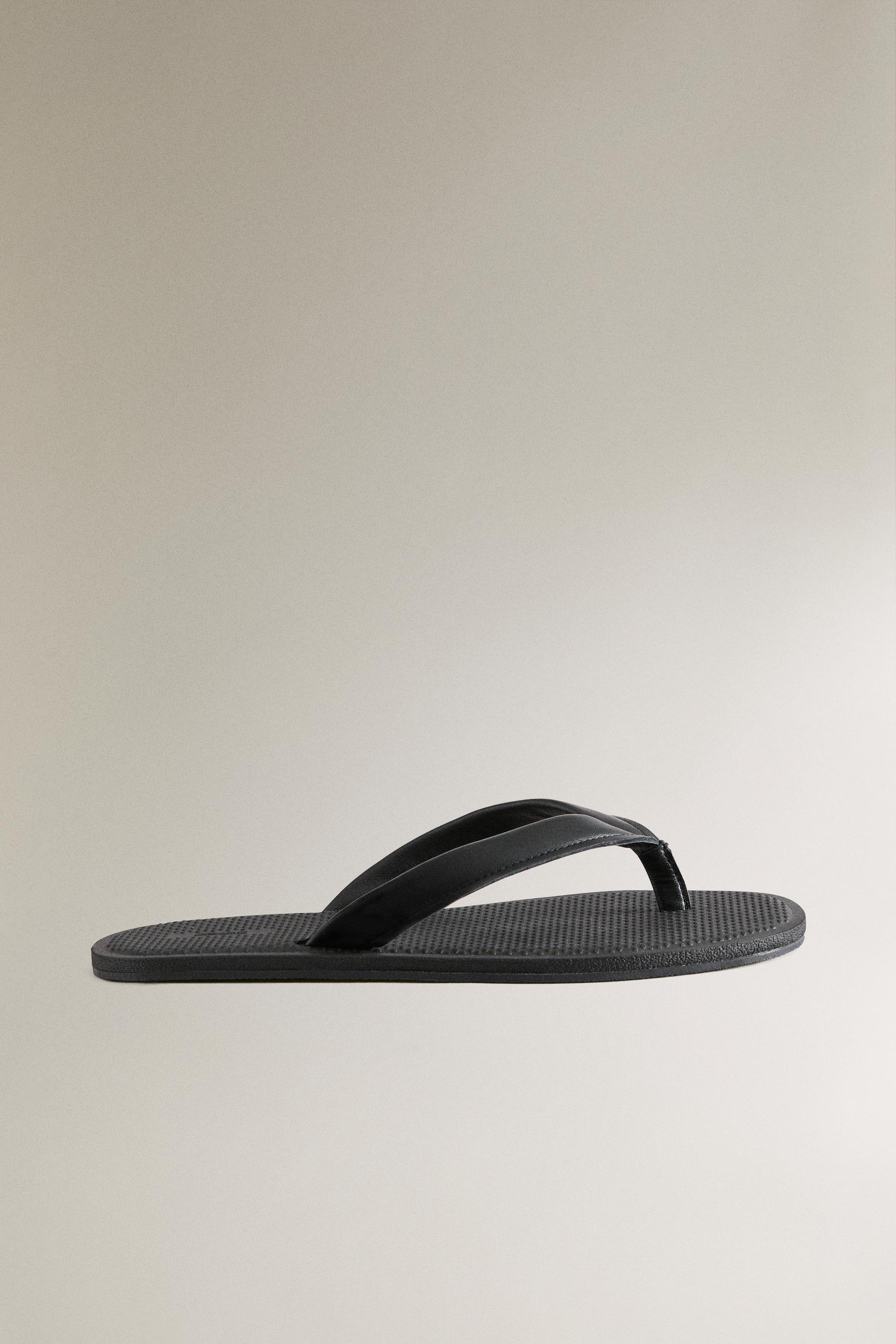 STRAPPY LEATHER TOE DIVIDER SANDALS — Black