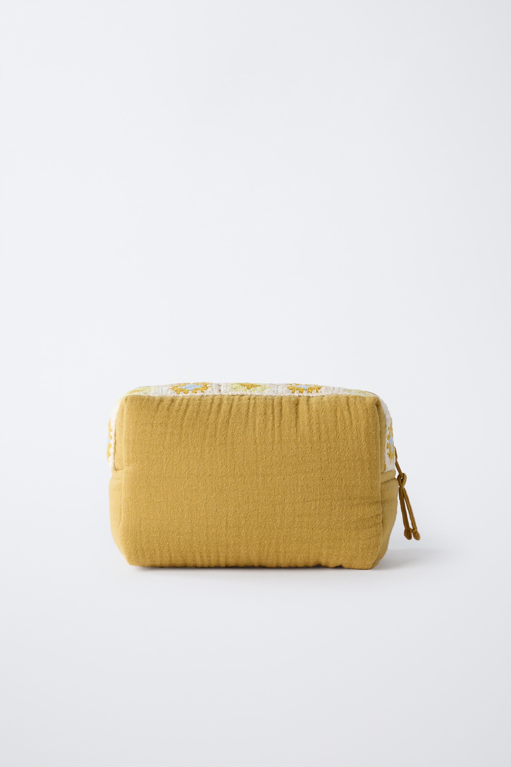 CROCHET TEXTURE TOILETRY BAG
