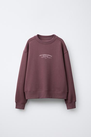 ТОЛСТОВКА С РЕЛЬЕФНОЙ НАДПИСЬЮ — ЦВЕТ БУРГУНДСКОГО ВИНА от Zara