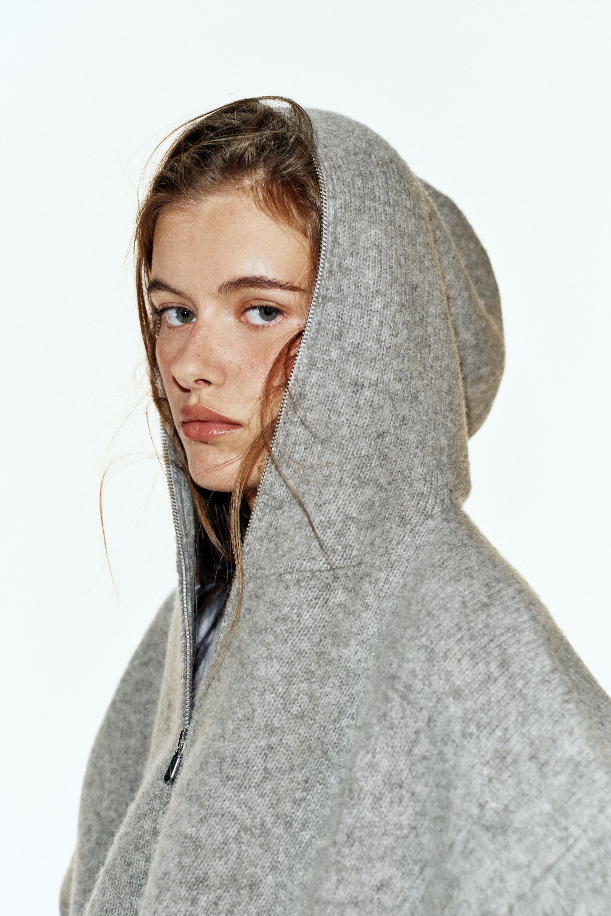 SWEAT AVEC LAINE ET CAPUCHE