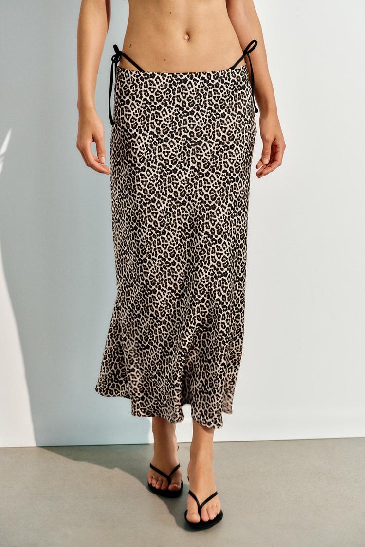 FALDA MIDI DE SATÉN CON ESTAMPADO ANIMAL 2
