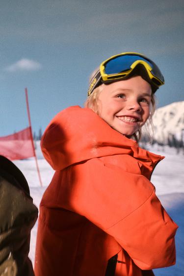 Zara VODOOTPORNA I VETROOTPORNA JAKNA U BLOKOVIMA BOJA SA KAPULJAČOM SA RECCO® SISTEMOM SKI KOLEKCIJA – Kaki