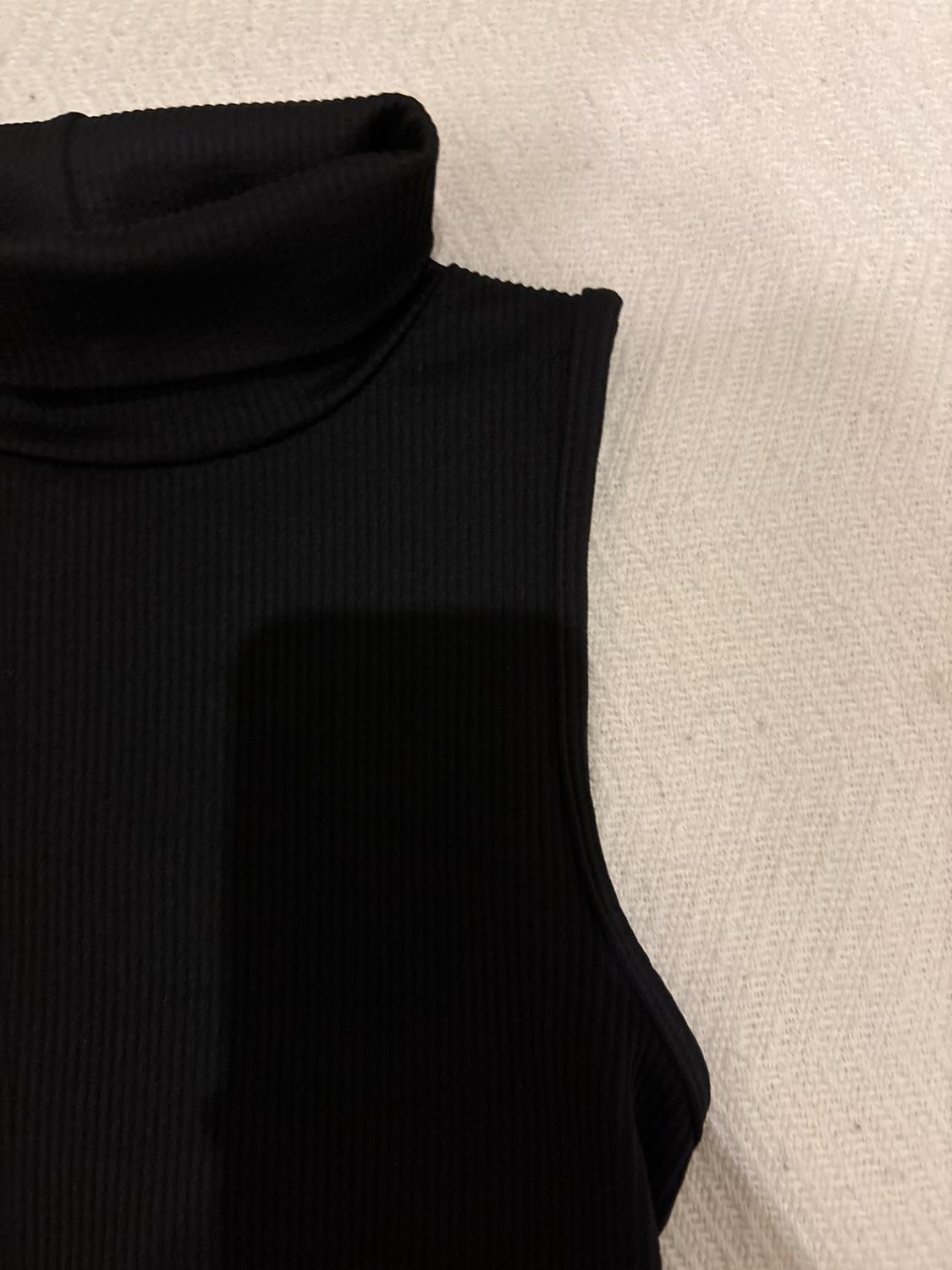 TOP CUELLO VUELTO NEGRO - Image 3