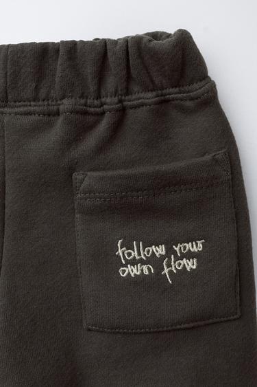 CONJUNTO JOGGING SUDADERA Y PANTALÓN TEXTO BORDADO - Negro de Zara