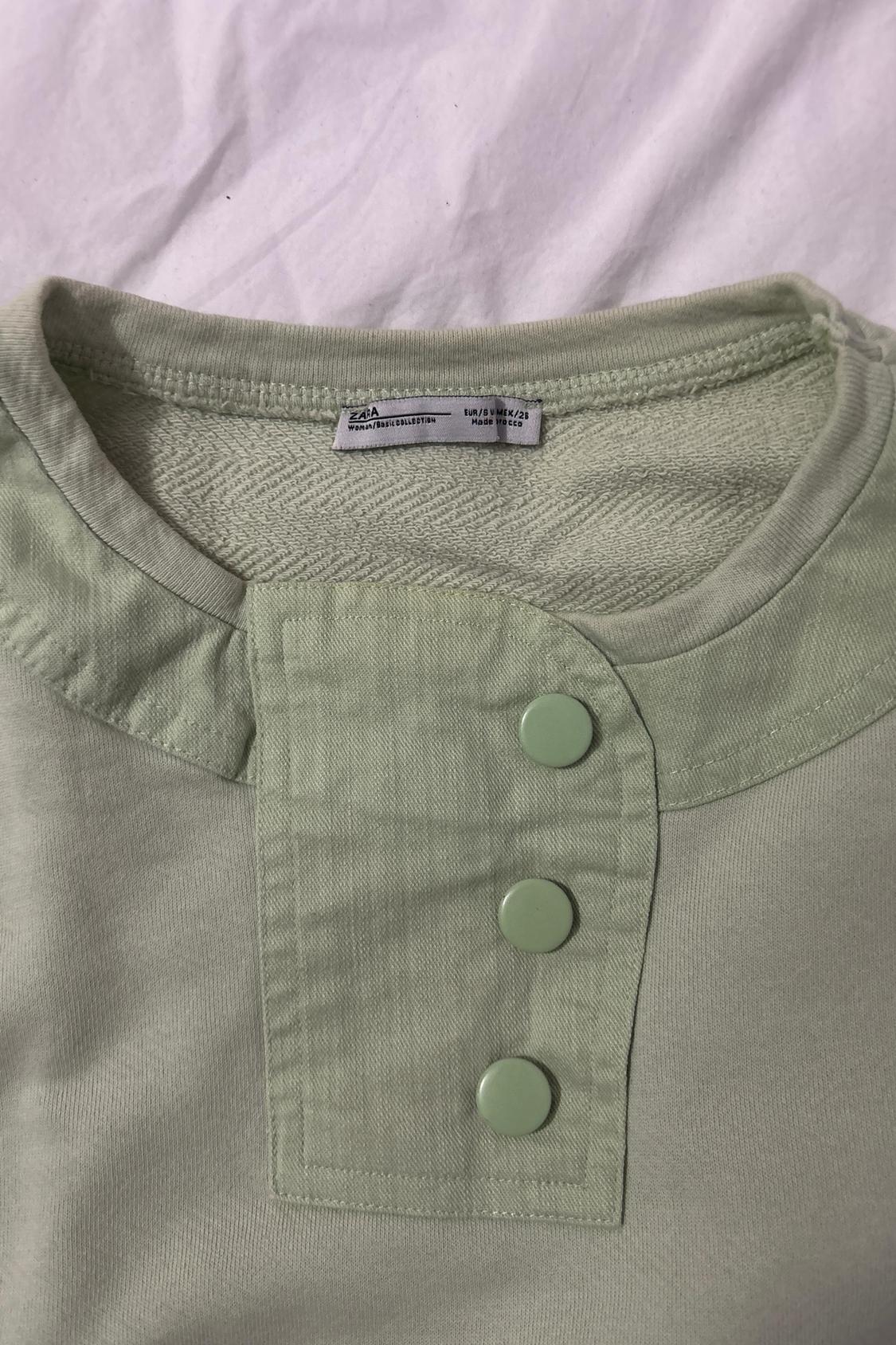 SUDADERA VERDE CLARITO CON DETALLE EN CUELLO Y MANGA ABULLONADA - Image 4