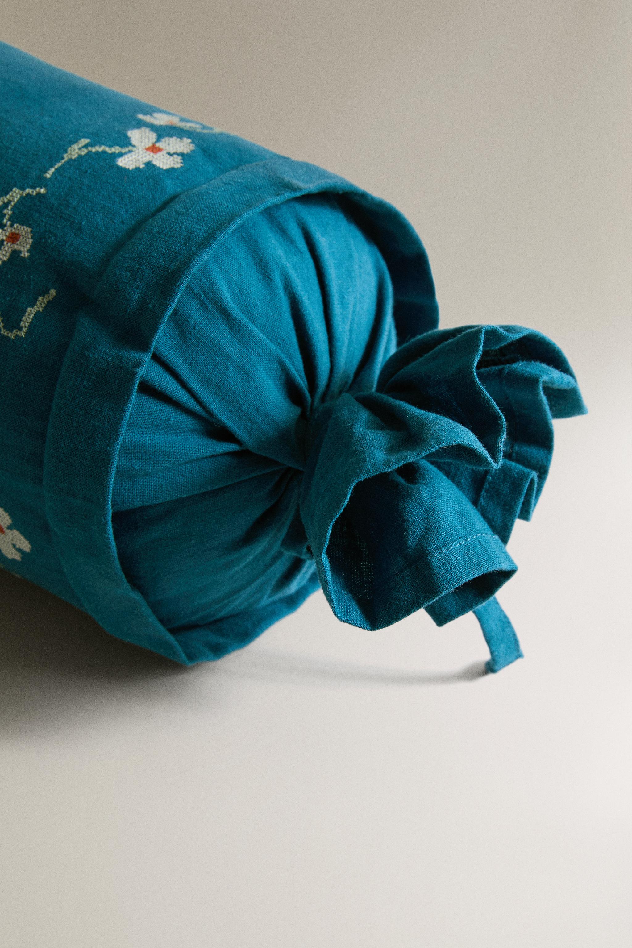 Zara EMBROIDERED FLORAL BOLSTER PILLOW — фото 3