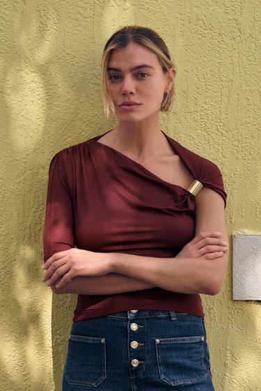 ASYMETRICKÝ POLYAMIDOVÝ TOP - Kaštanová od Zara