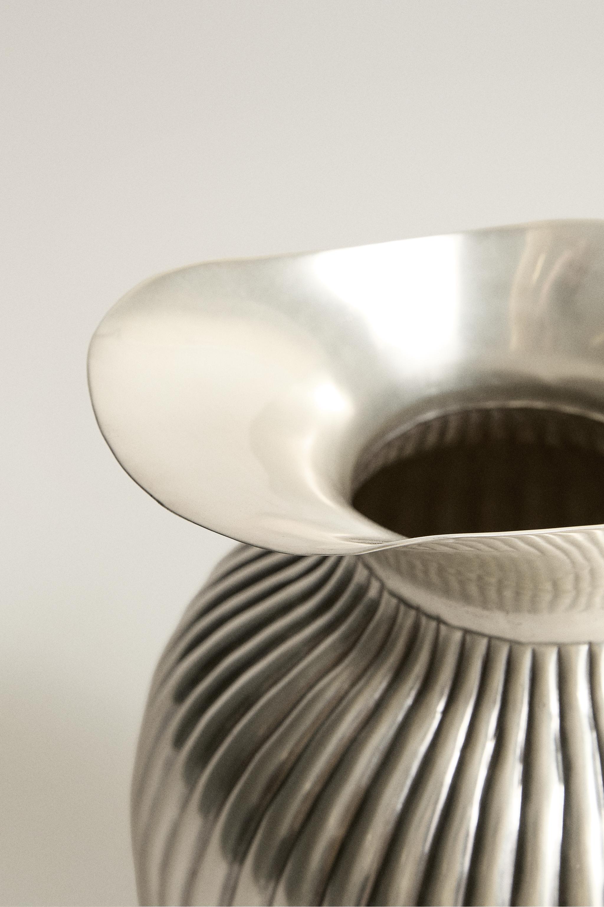 DECORATIVE STEEL WAVY METAL ACCESSORY