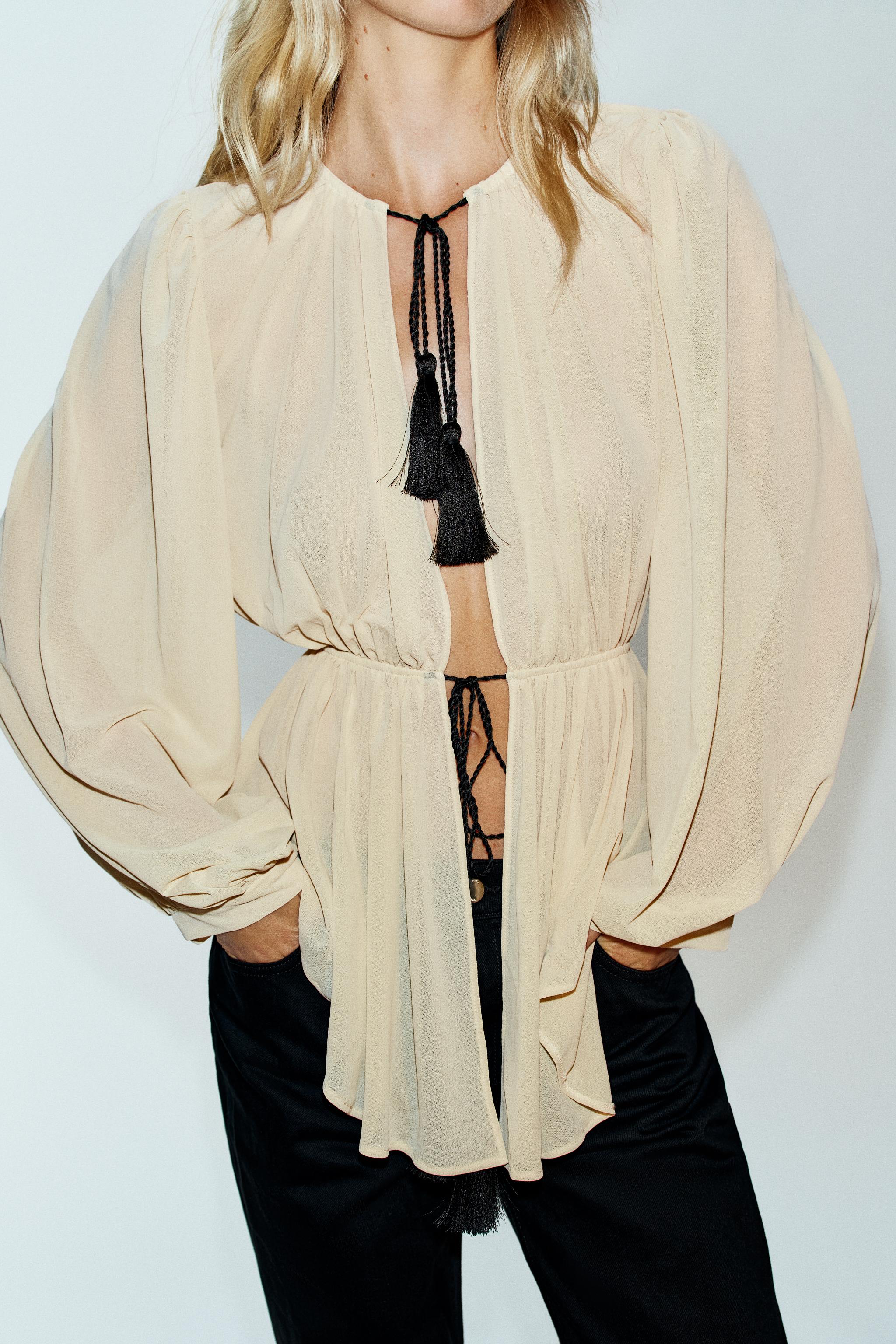 BLOUSE ROMANTIQUE À POMPONS