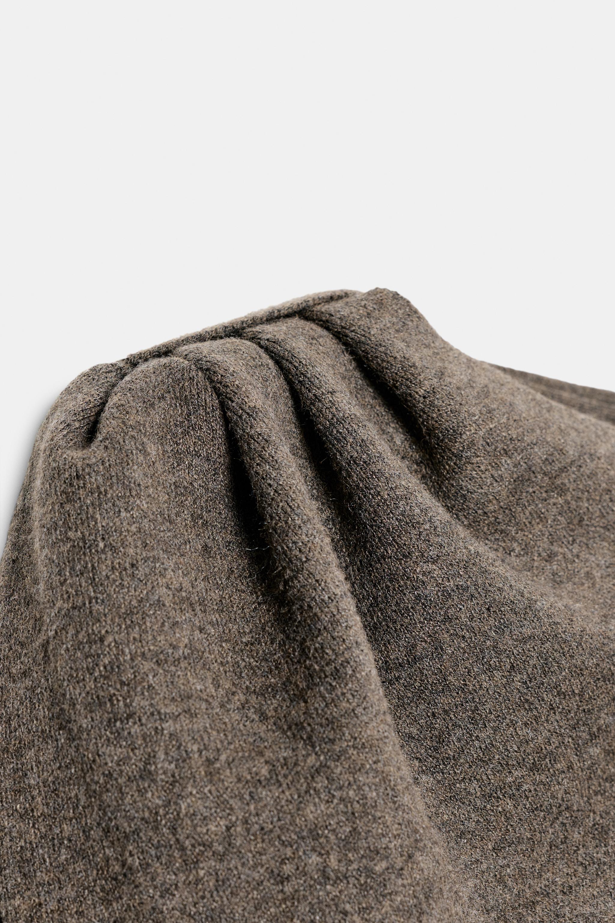 MANTEAU COURT EN MAILLE AVEC ÉCHARPE