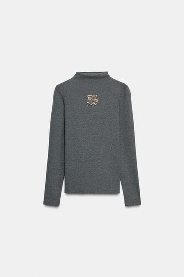 HIGH NECK T-SHIRT WITH BROOCH - Dark grey by Zara