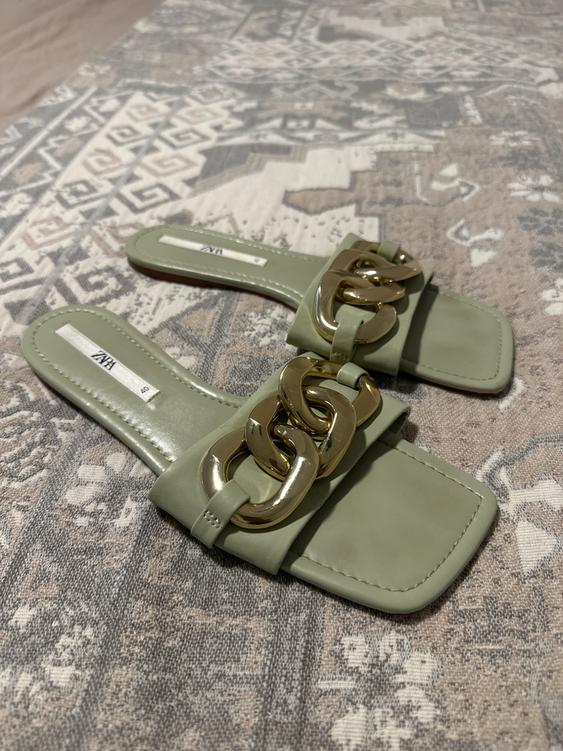 CHAIN TRIM LOW HEELED SANDALS - Image 4