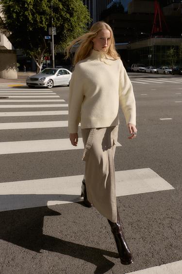 PULL EN MAILLE LISSE À COL MONTANT - Écru de Zara