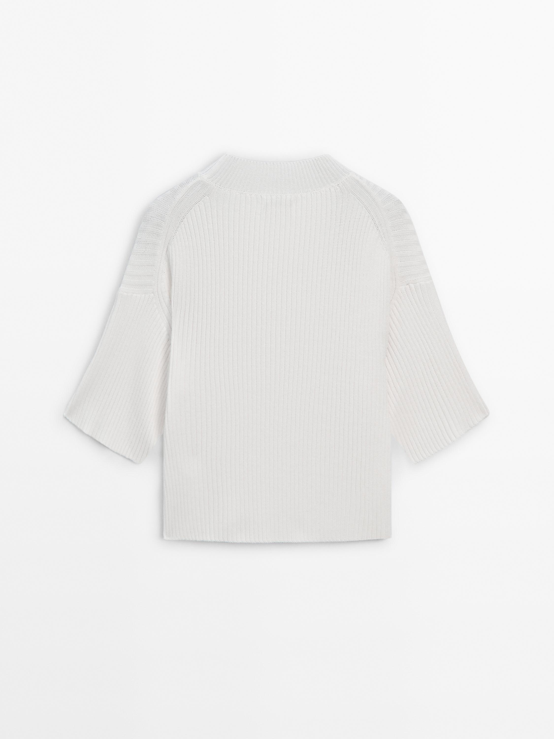 Short sleeve knit sweater with a crew neck