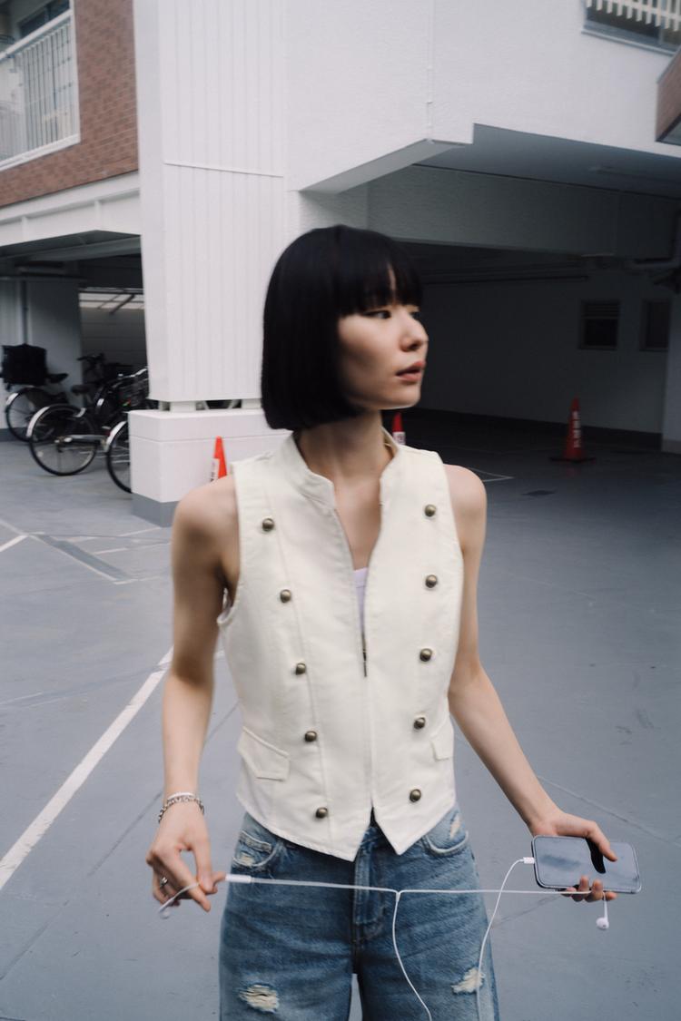 BUTTON ZIP TOP