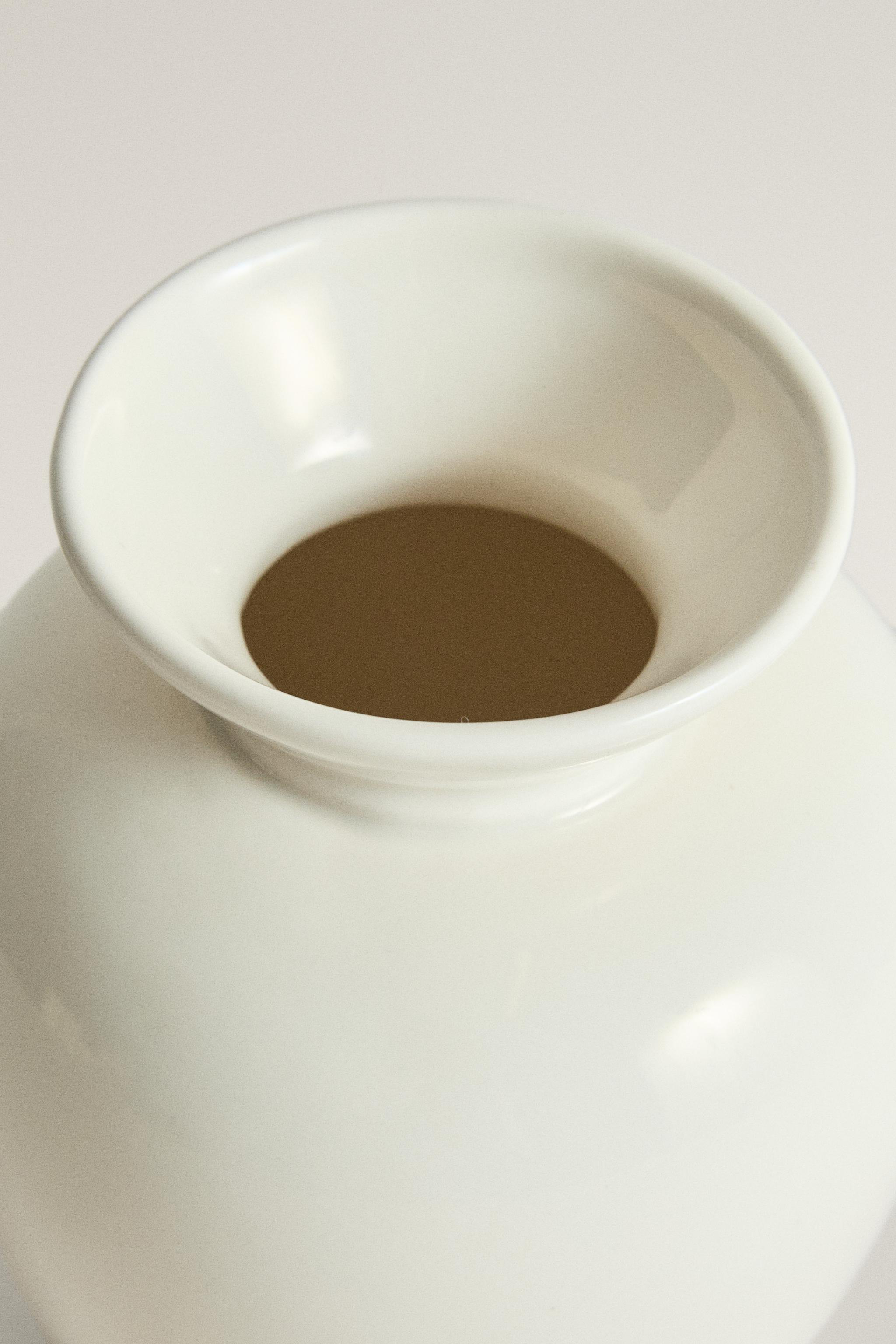 CREAM CERAMIC DECORATIVE VASE