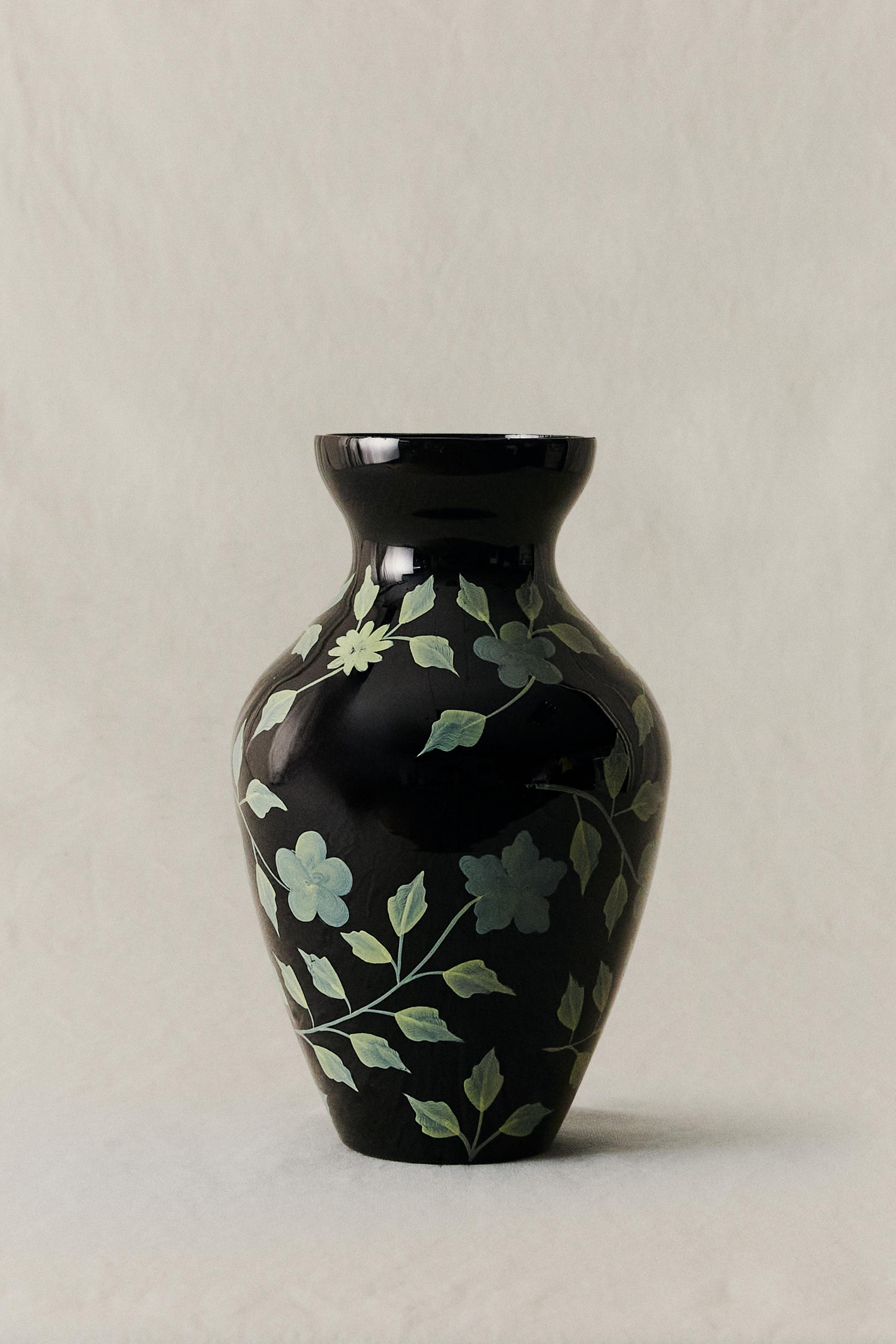 DECORATIVE GLASS VASE WITH FLOWERS