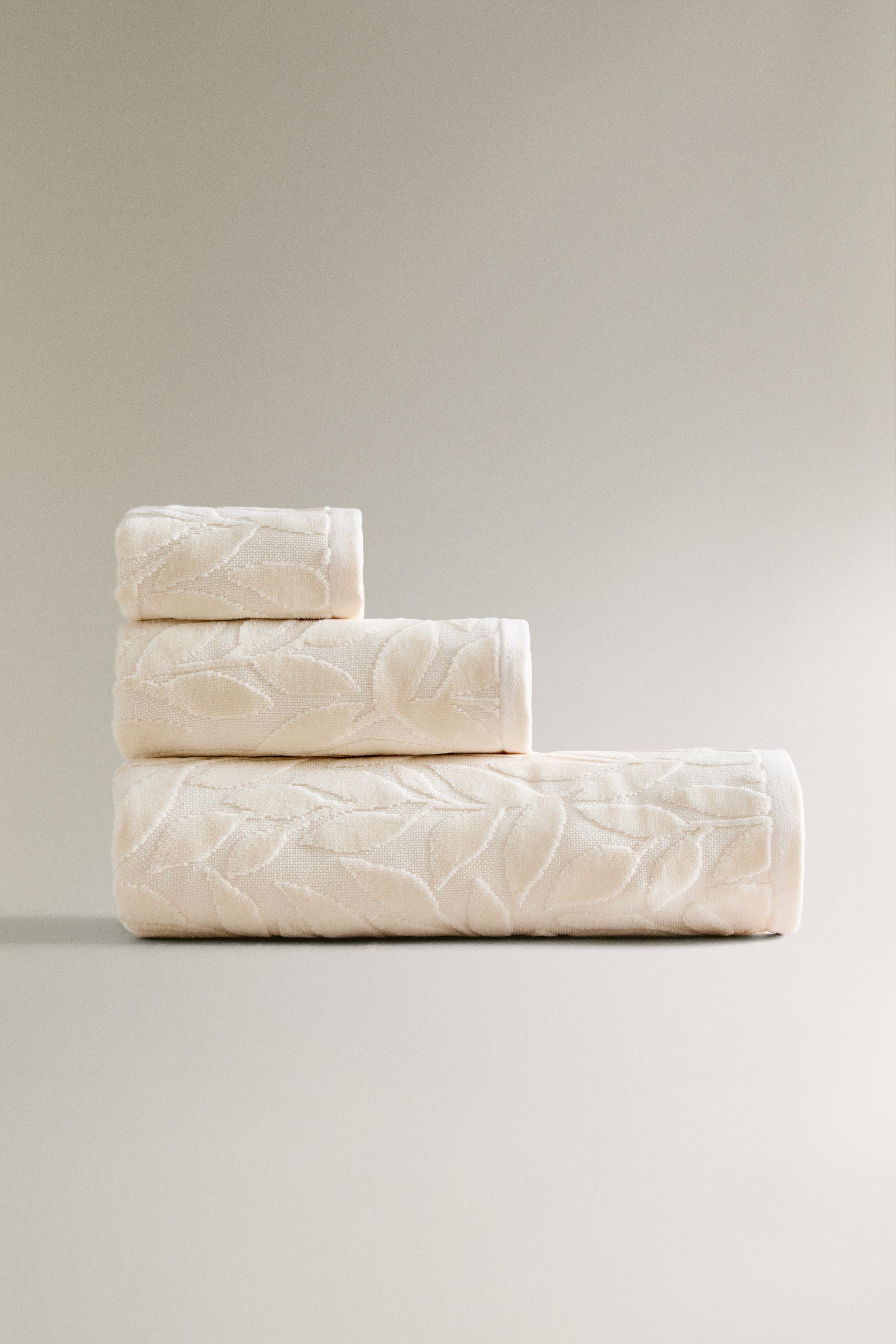 VELOUR JACQUARD BATH TOWEL
