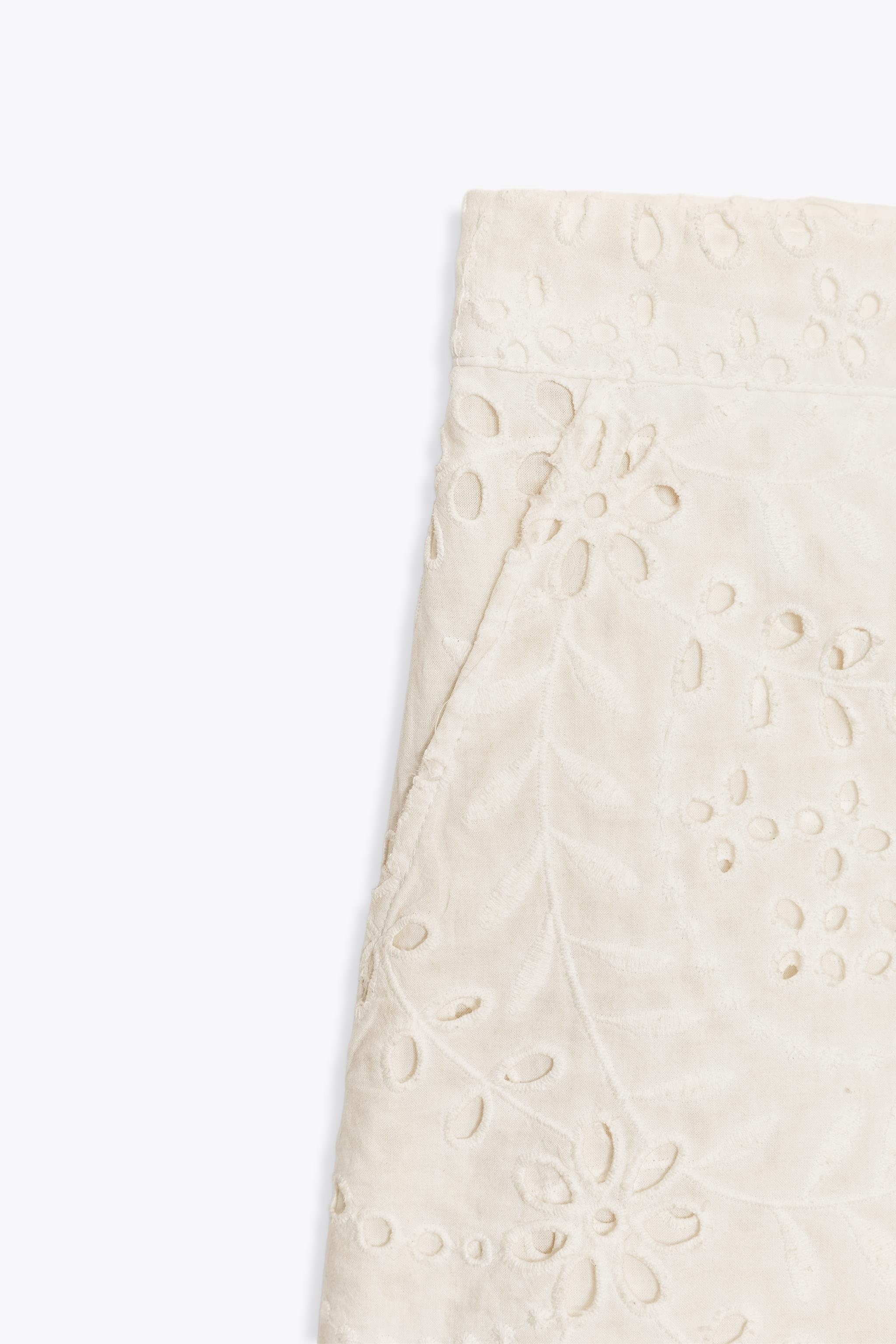 ZW COLLECTION PERFORATED EMBROIDERY BERMUDA SHORTS