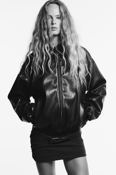 BLOUSON BOMBER EN MATIÈRE SYNTHÈTIQUE - Chocolat de Zara - Image 2