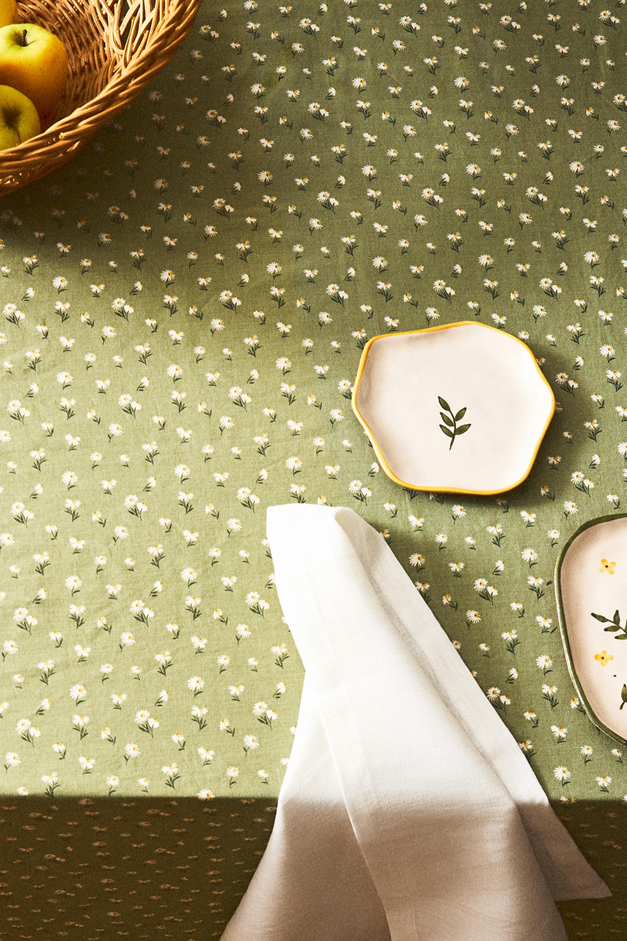 【ZARA HOME】大判テーブルクロス　青のフローラル柄　リネン＆コットン製 テーブルリネン | Zara Home 日本/Japan | 最新コレクション