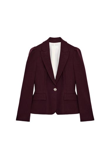 Μπροστινή όψη εφαρμοστού μπορντό blazer με πέτο, μακριά μανίκια, πιέτες στους ώμους και ψεύτικες τσέπες με καπάκι.