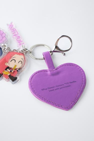 БРЕЛОК С ПОДВЕСКОЙ KPOP DEMON HUNTERS™ NETFLIX © — ЛИЛОВЫЙ от Zara