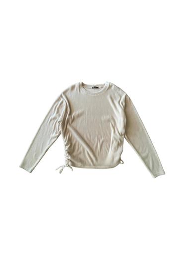 MAGLIA A MANICHE LUNGHE CON ARRICCIATURA LATERALE