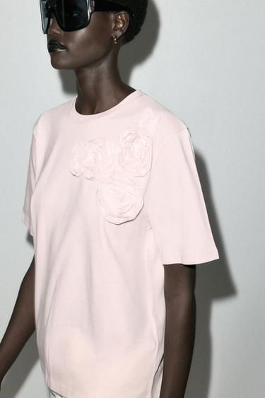 CAMISETA FLORES VOLUMEN - Rosa de Zara