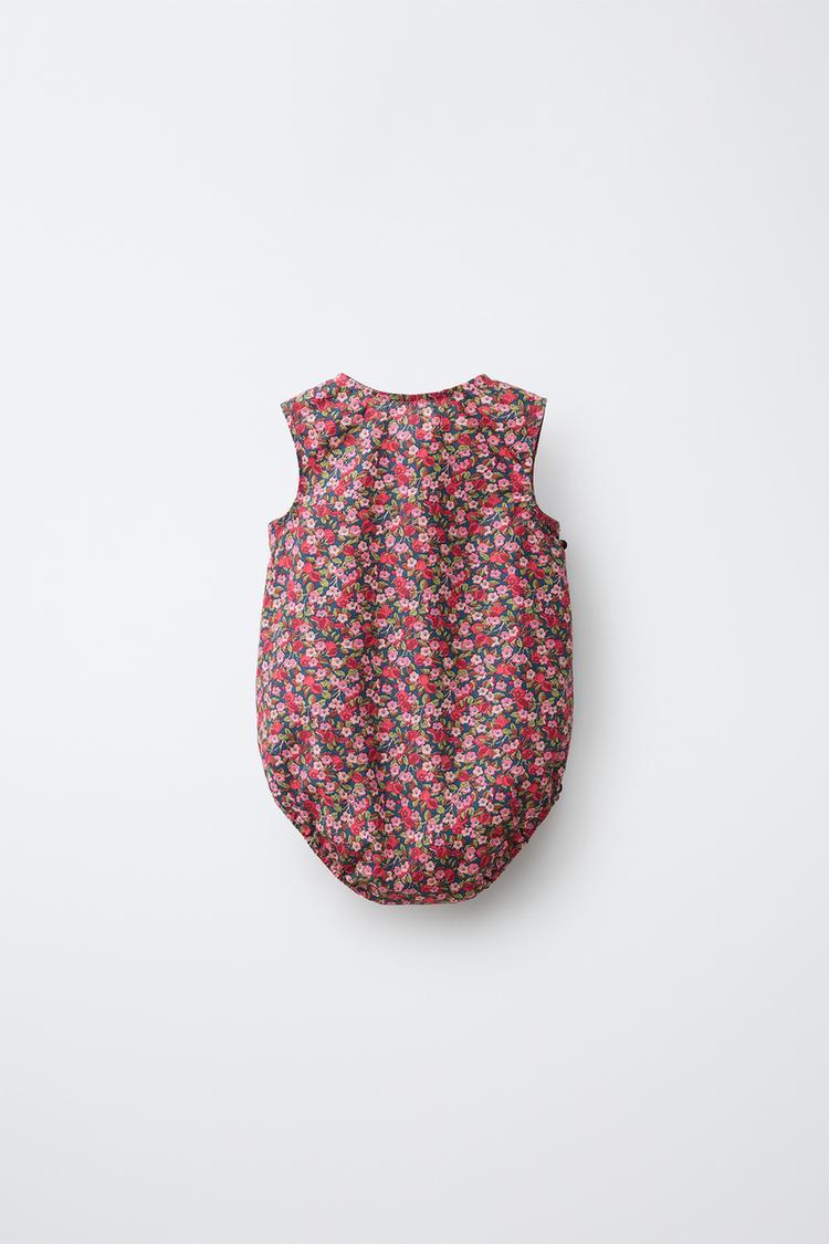 Enterizo con estampado floral confeccionado con tela Liberty 2