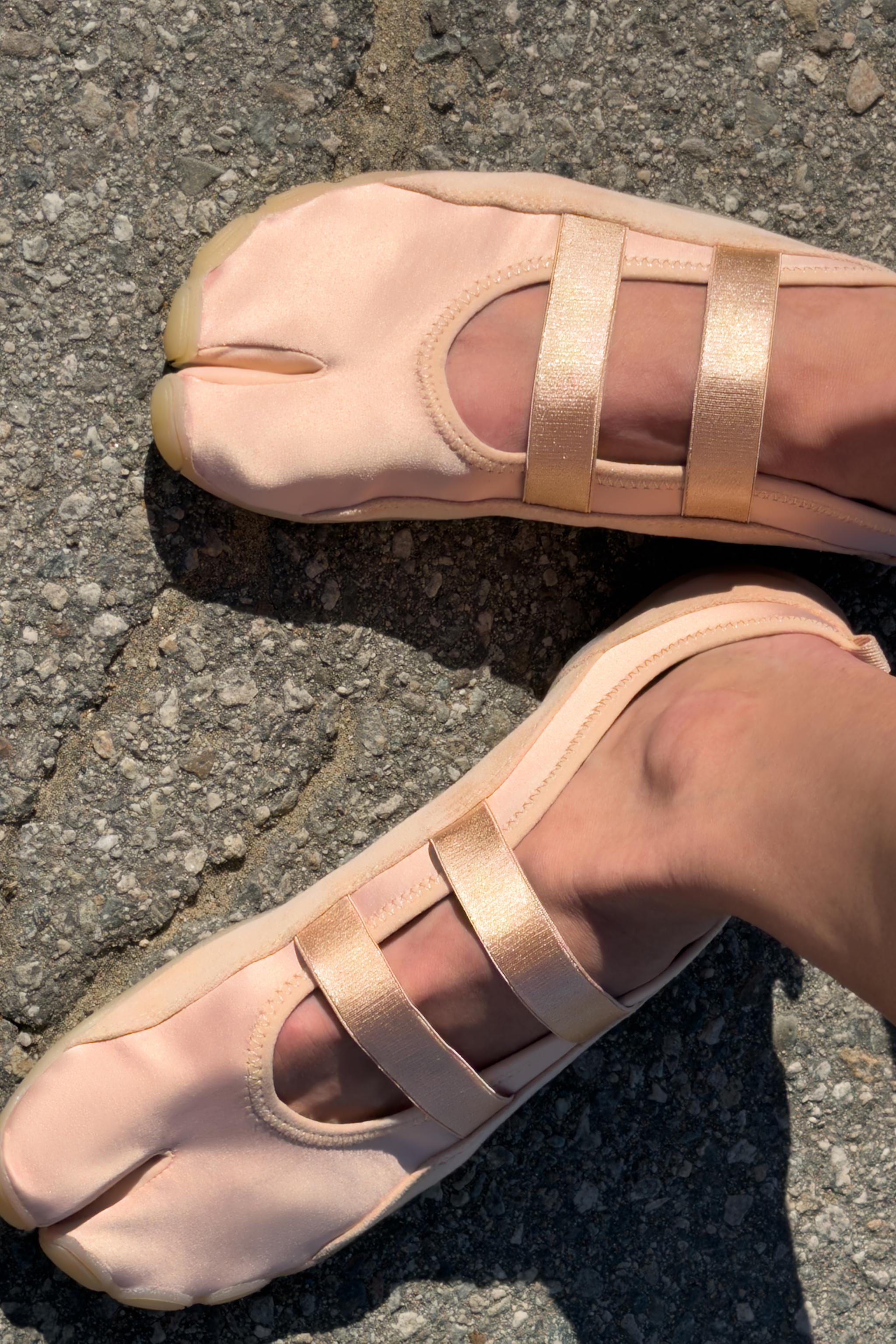 ELASTIC STRAP BALLET FLATS