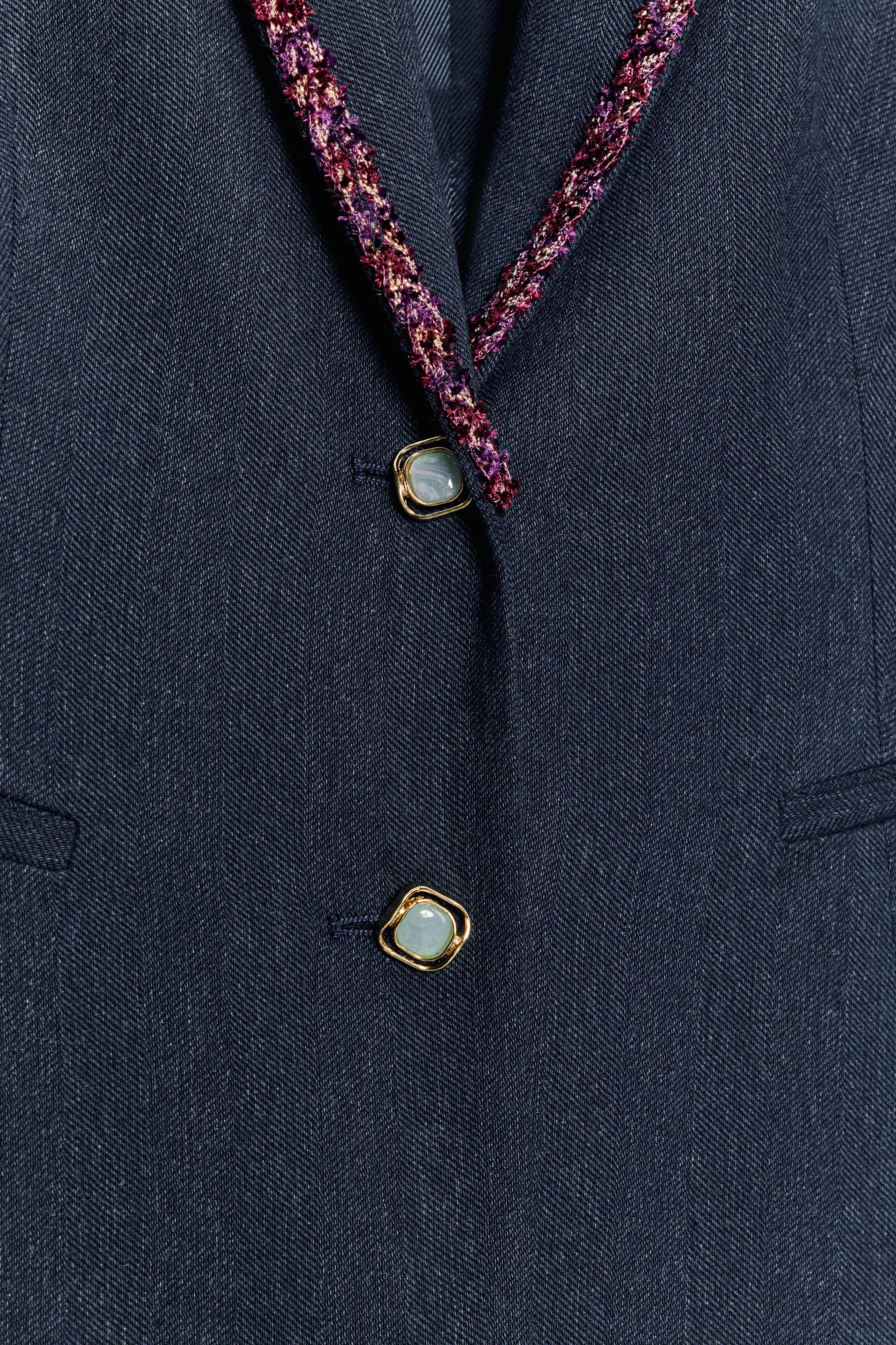 VESTE À REVERS ET PASSEMENTERIE