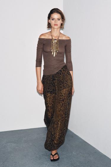 T-SHIRT MED BÅDHALS - Brun fra Zara