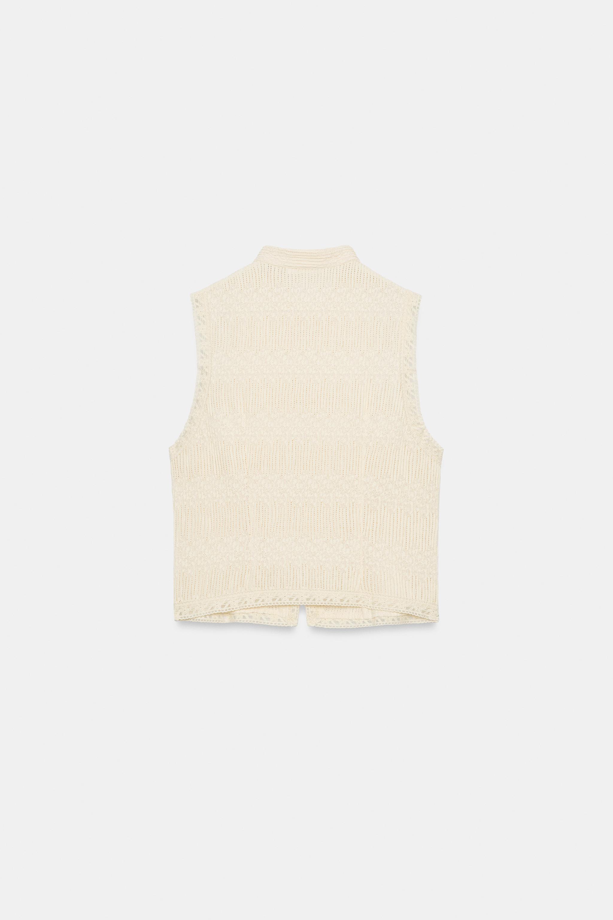 GILET PLISSÉ À BRANDEBOURGS