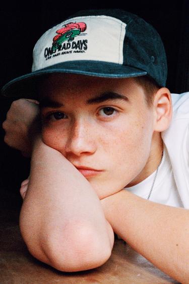 КЕПКА С ВЫШИВКОЙ И ЭФФЕКТОМ ПОТЕРТОСТИ — СИНИЙ от Zara