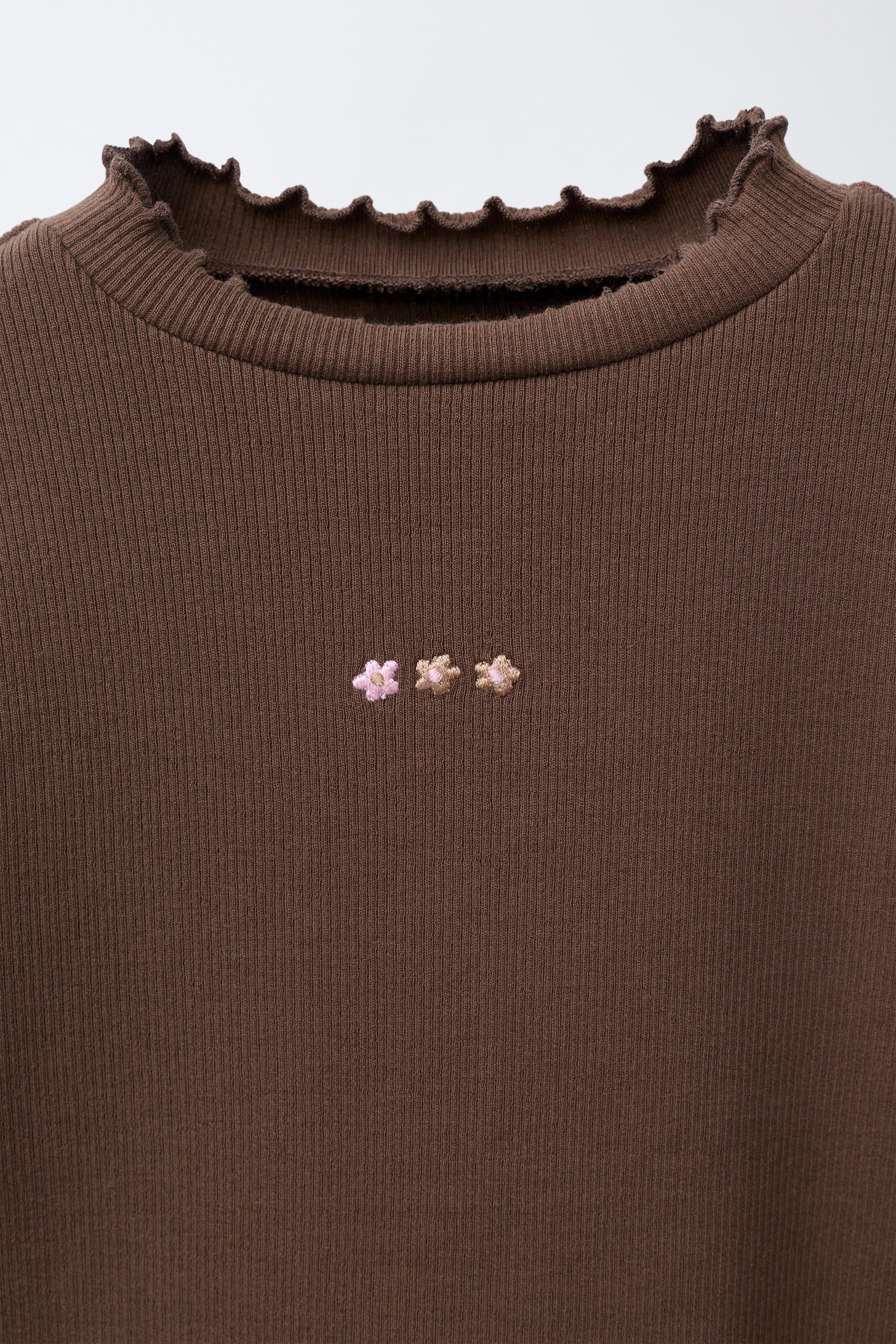 RIBBED TOP WITH EMBROIDERED DETAIL