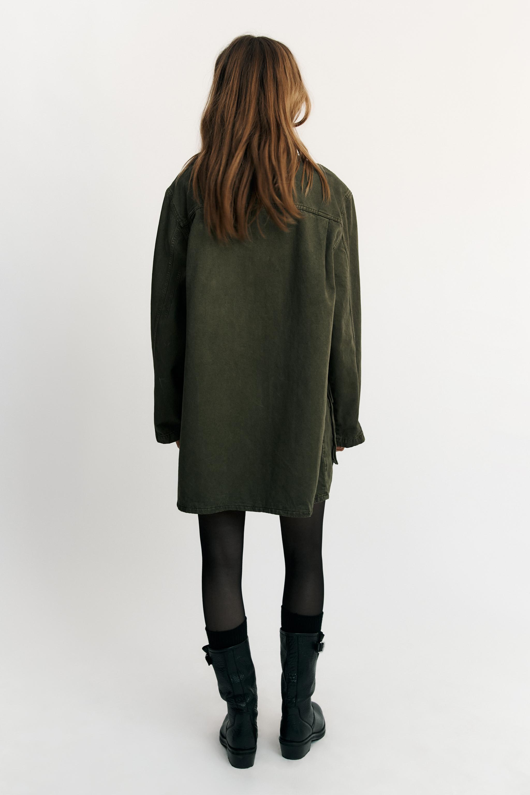 VESTE À COL MONTANT POCHES