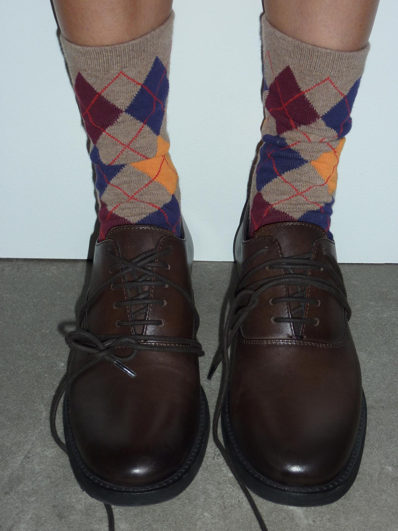 ARGYLE PATTERN SOCKS — Brown / Taupe