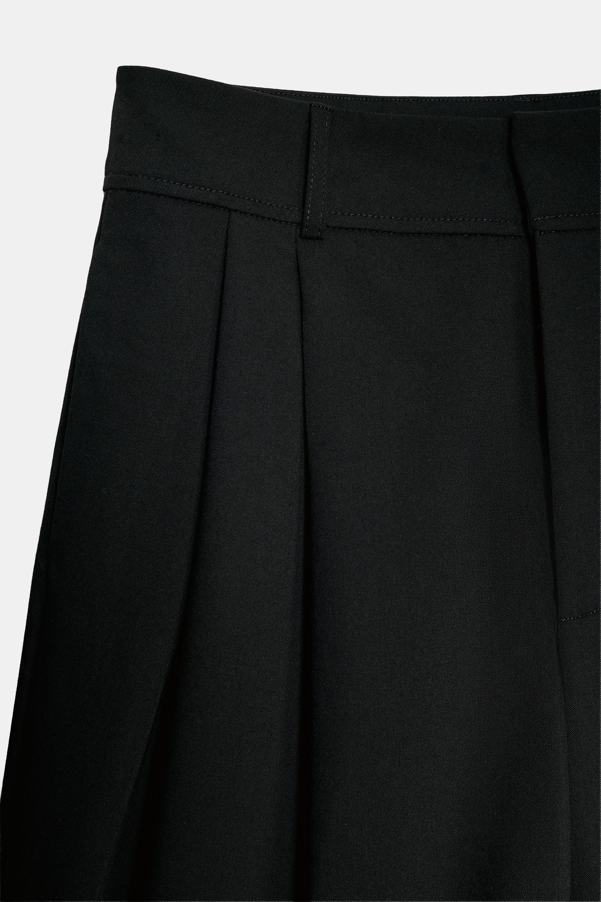 PLEATED FAUX LEATHER LONG BERMUDA SHORTS