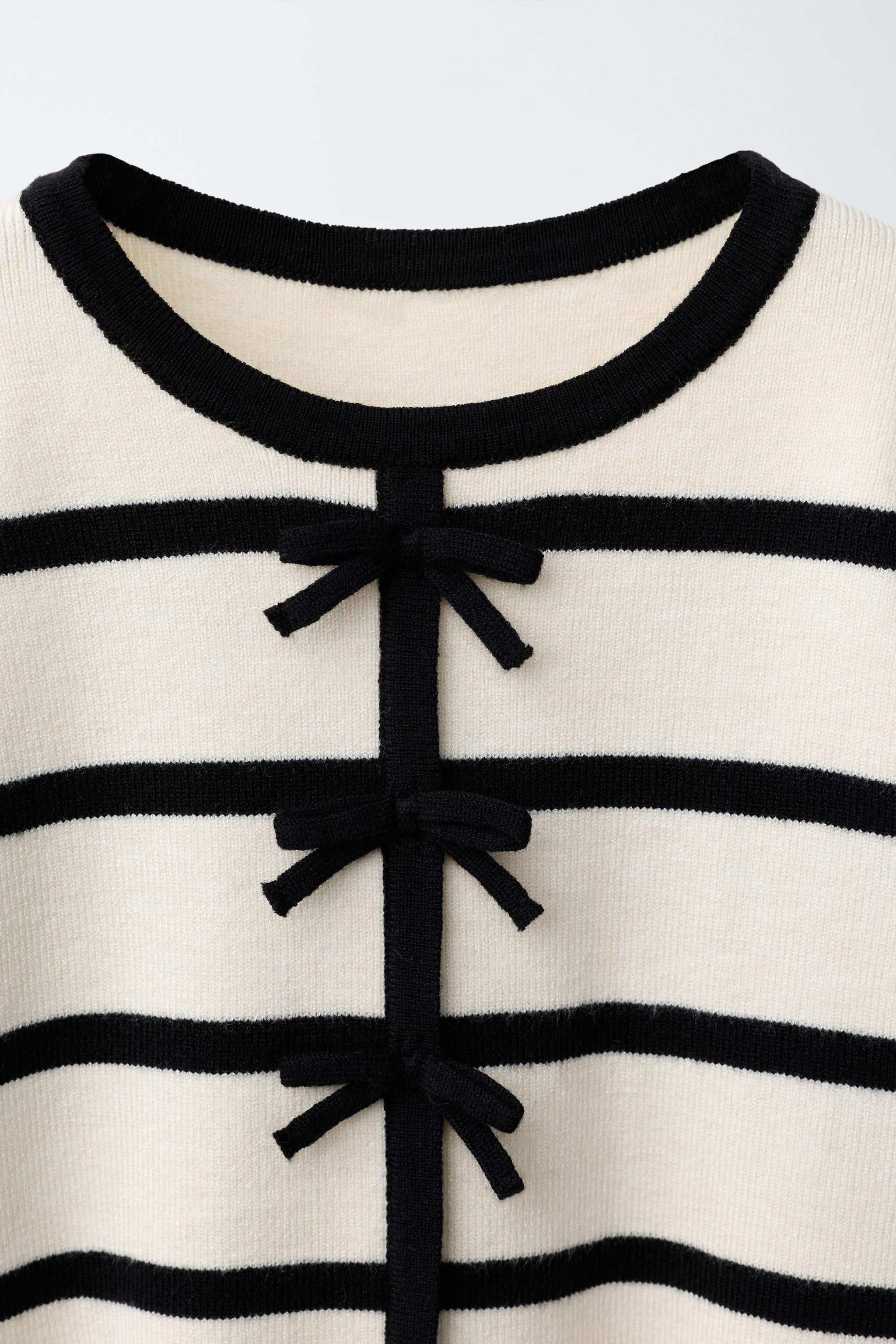 PULL EN MAILLE À RAYURES ET NŒUDS