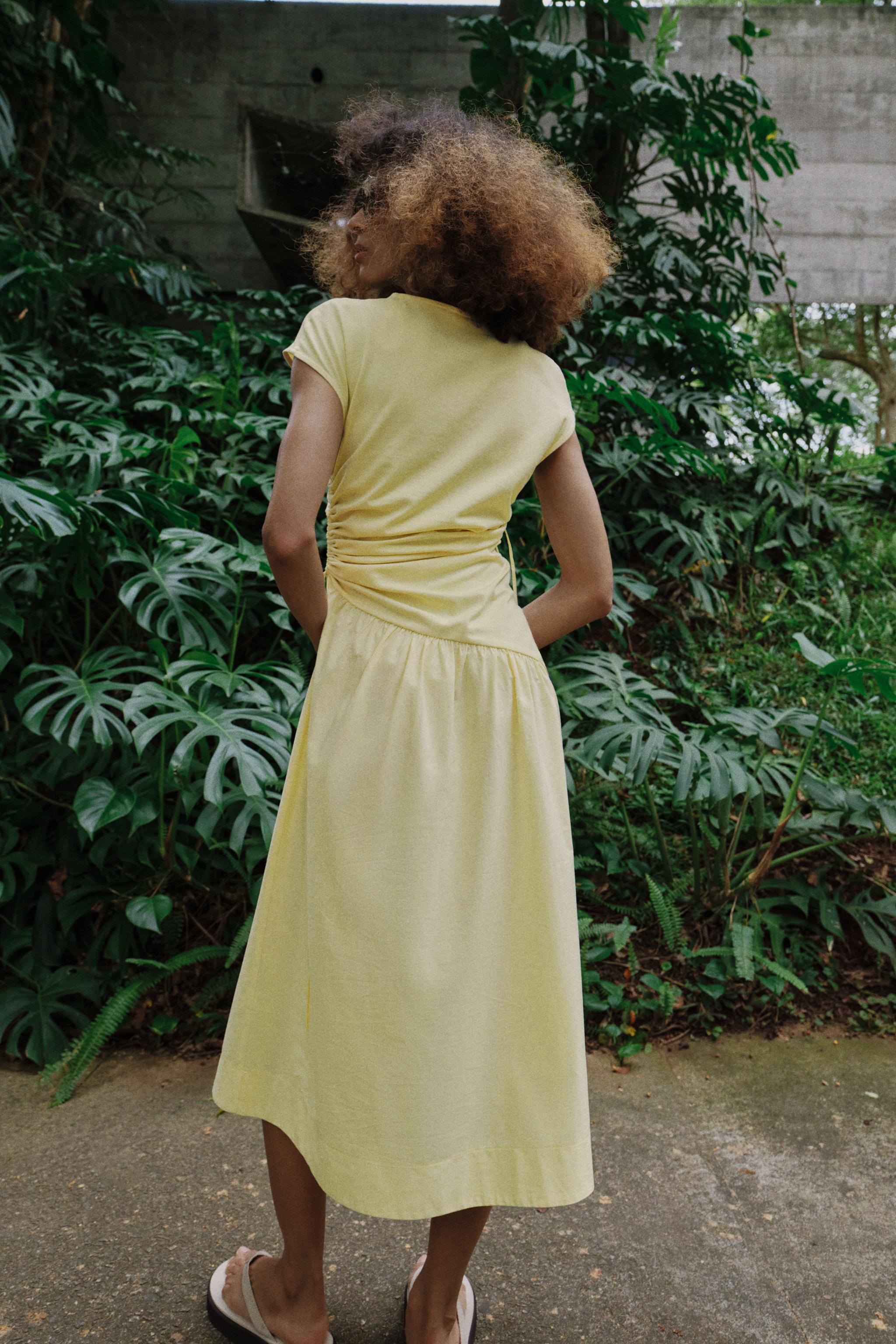 ROBE ASYMÉTRIQUE À FRONCES